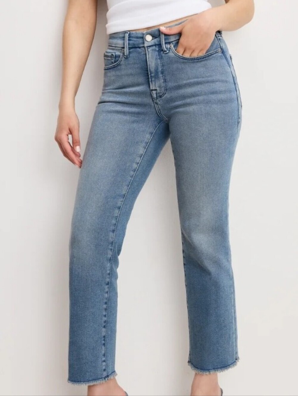 GOOD AMERICAN Good Petite Straight Leg Vintage Light Blue Wash Frayed Hem